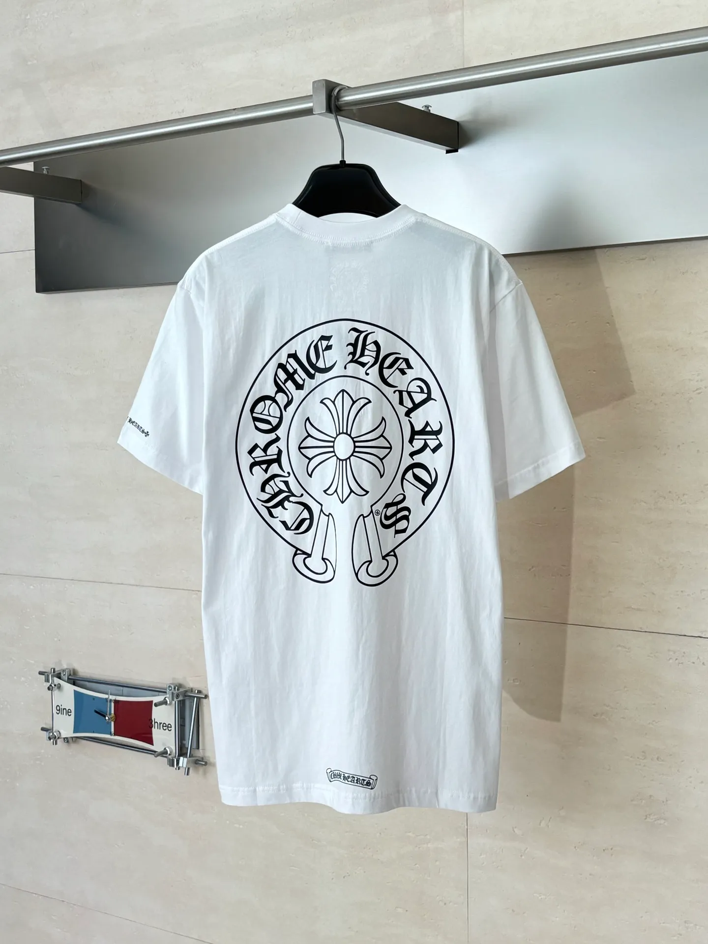 P226 Chrome Heart*/Chrome Heart Horseshoe print pocket printed short-sleeved T-shirt Made of the same heavy-weight pure cotton material as the original, high-count yarn is light, thin and breathable. Imported ink three-dimensional printing, skin-friendly and breathable. And through anti-shrinkage treatment, it will not be easily deformed after long-term wear. The imported ink has passed Oeko-Tex Standard 100 environmental protection certification. The color fastness reaches level 4-5, and there is no obvious fading after 50 times of washing. Strictly proofread the color management system of digital printing. Custom woven and dyed, no color difference from the original version Size: S/M/L